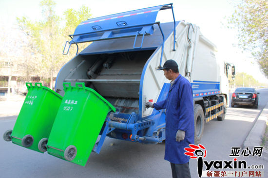 新疆石河子市压缩式垃圾清运车上路 工作效率增两倍
